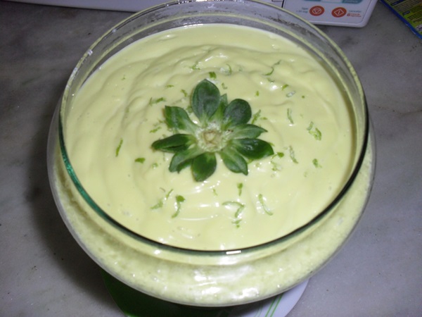 Mousse de abacate com limão