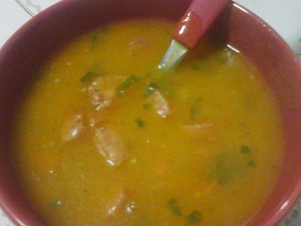 Sopa de mandioca com linguiça Sopa de mandioca com linguiça