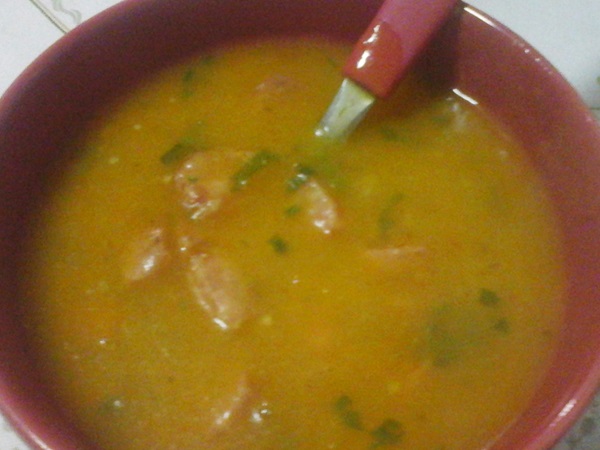 Sopa de mandioca com linguiça