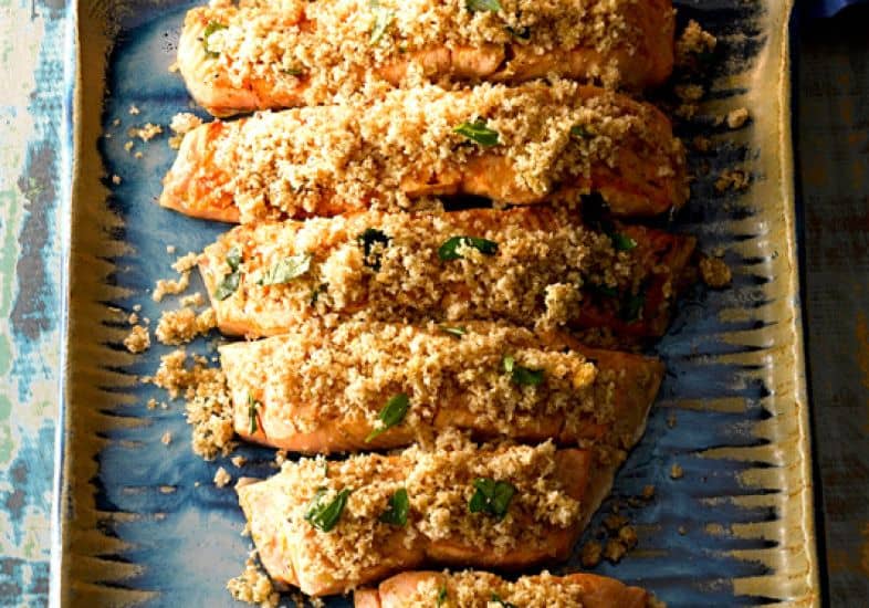 Salmão grelhado com crosta de pão Salmão grelhado com crosta de pão