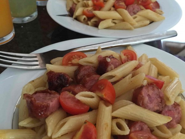 Massa com salsicha fresca e tomate cereja Massa com salsicha fresca e tomate cereja