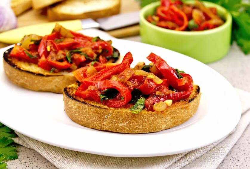 Bruschetta de pimentão vermelho assado