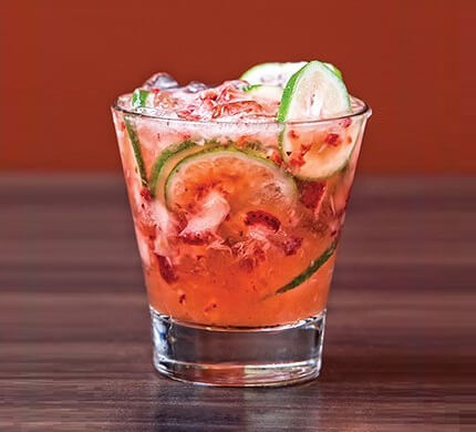 Caipirinha de morango com limão Caipirinha de morango com limão