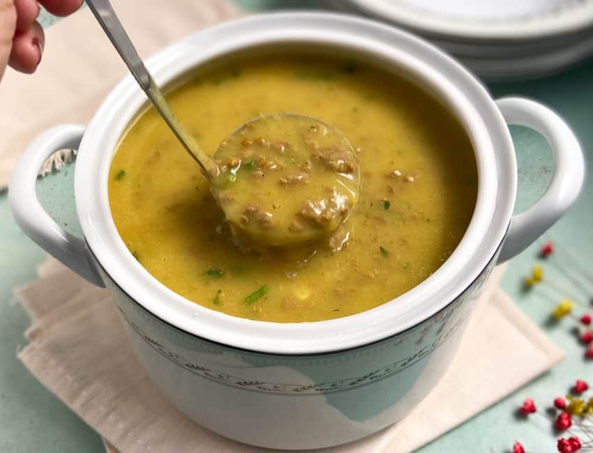 Caldo de mandioca com carne moída