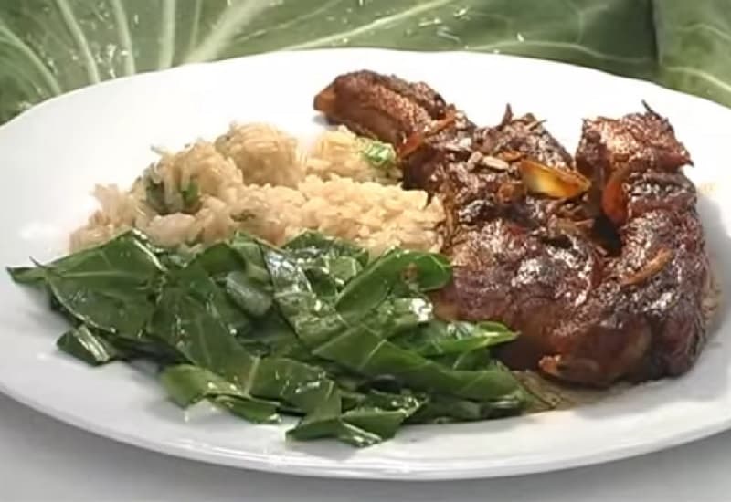 Costelinha de porco com arroz integral e banana Costelinha de porco com arroz integral e banana