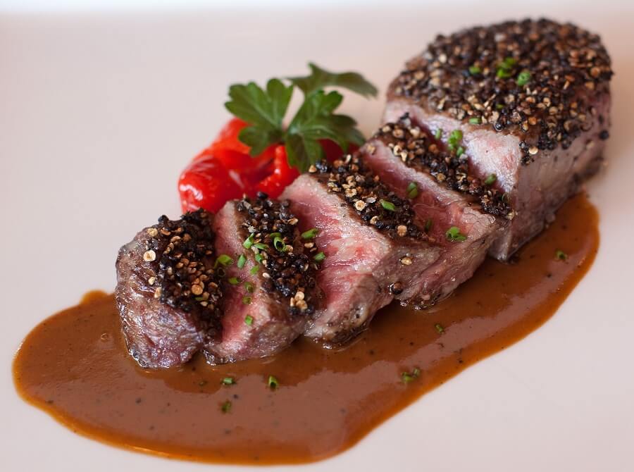 Bife na crosta de pimenta Bife na crosta de pimenta
