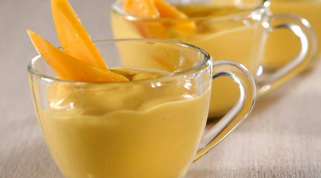 Sobremesa gelada com manga e laranja Sobremesa gelada com manga e laranja