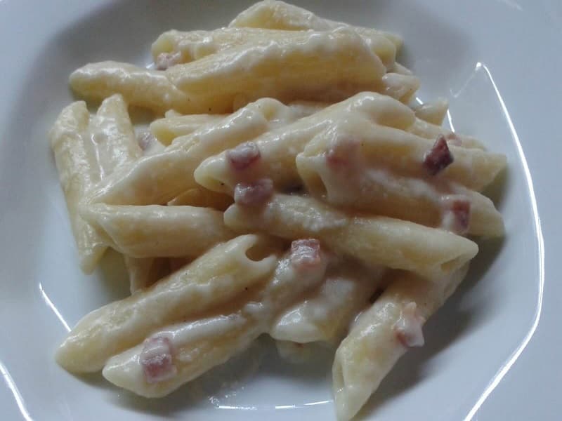 Penne ao molho de leite e bacon em 10 minutos Penne ao molho de leite e bacon em 10 minutos