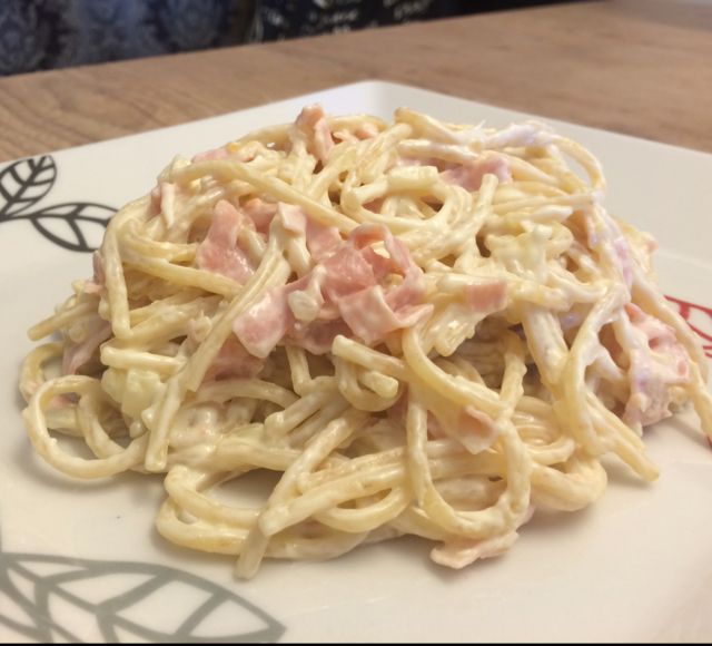 Espaguete com creme de leite e presunto Espaguete com creme de leite e presunto