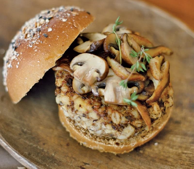 Hambúrguer de cogumelos com cevada