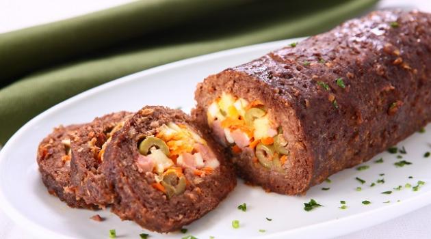 Rocambole de carne com presunto e queijo Rocambole de carne com presunto e queijo