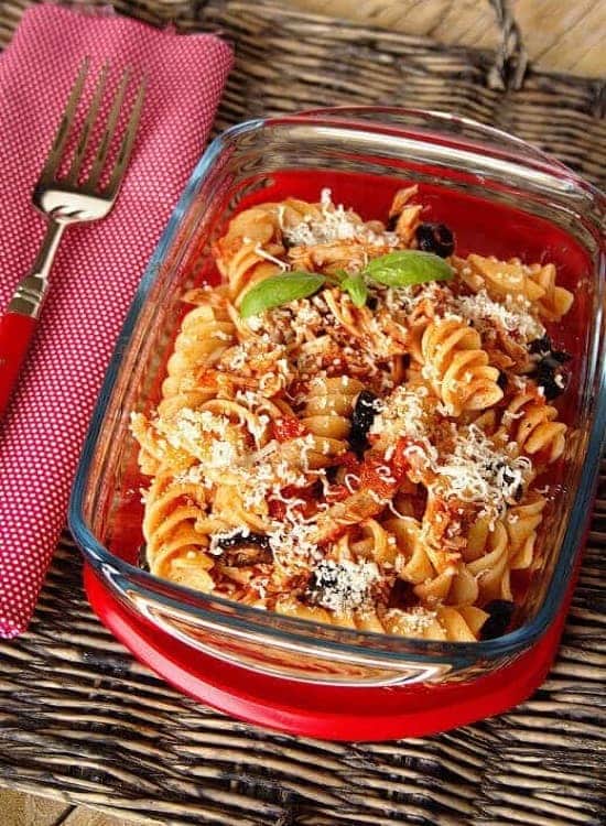Fusilloni com frango e molho de tomate Fusilloni com frango e molho de tomate