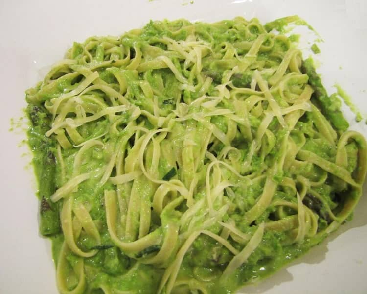 Fettuccine com lascas de truta defumada e aspargos Fettuccine com lascas de truta defumada e aspargos