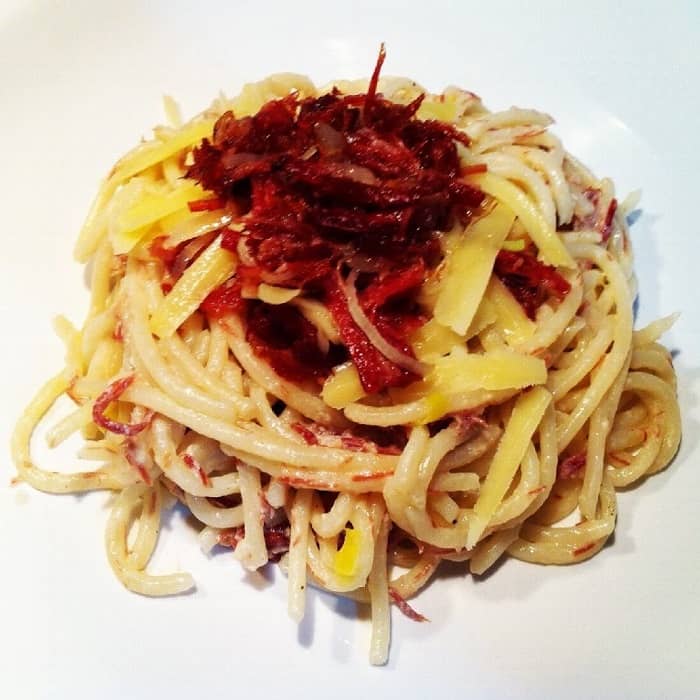 Espaguete com carne seca à Carbonara Espaguete com carne seca à Carbonara