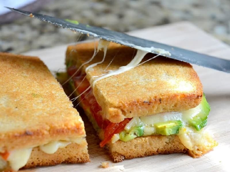 Sanduíche de queijo e avocado na chapa