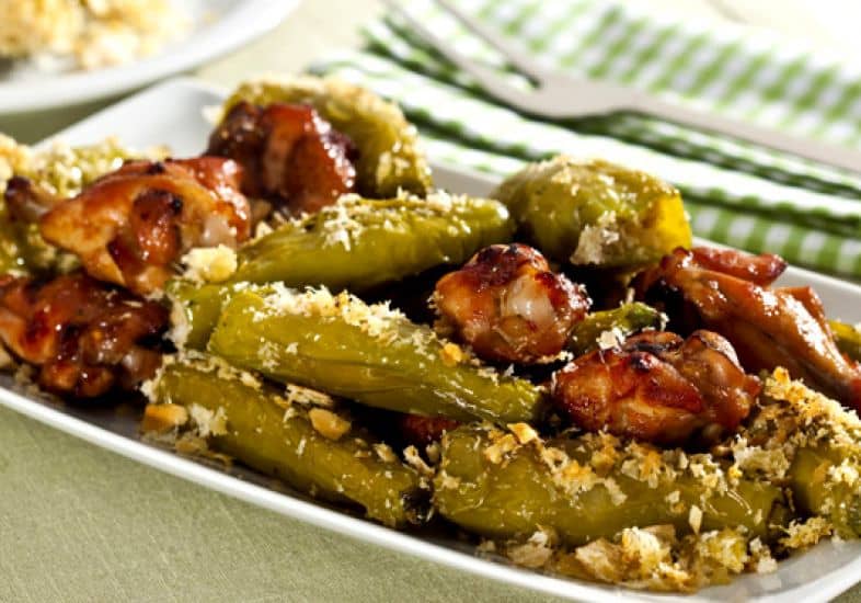 Frango assado com pimentões e farofa crocante Frango assado com pimentões e farofa crocante