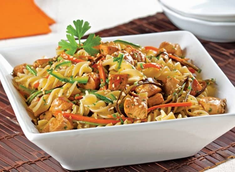 Salada de macarrão com frango e legumes Salada de macarrão com frango e legumes