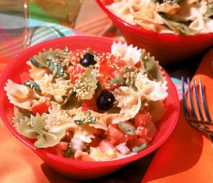 Salada de macarrão, tomate e brócolis Salada de macarrão, tomate e brócolis