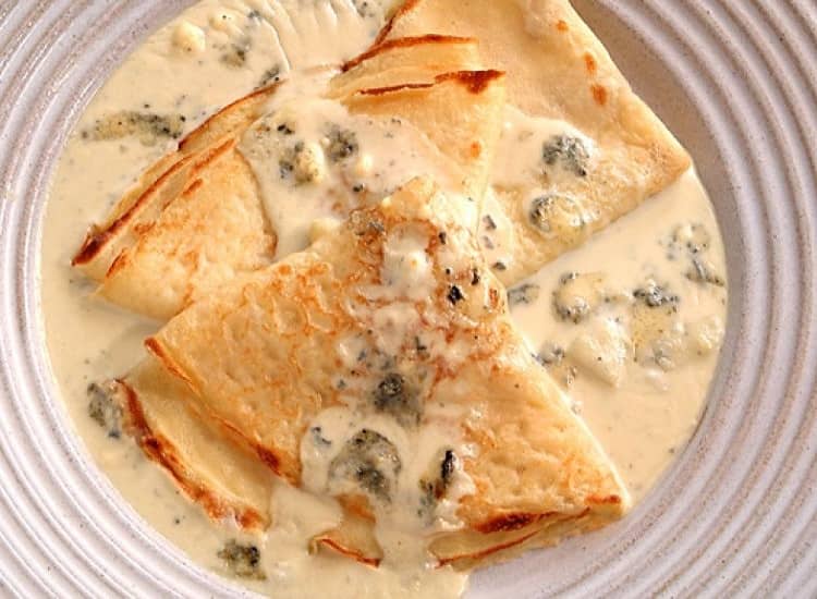 Crepes com creme de roquefort