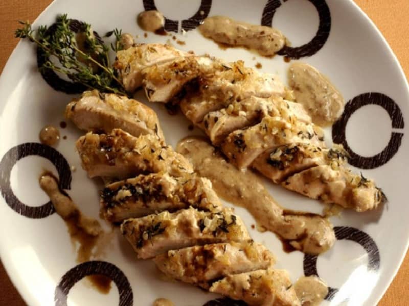 Filé de frango ao molho de tomilho Filé de frango ao molho de tomilho