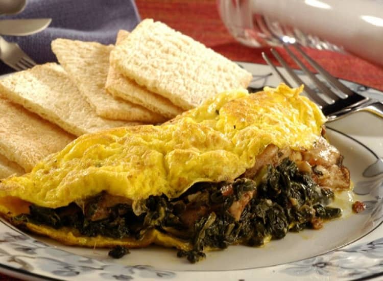 Omelete de espinafre com linguiça