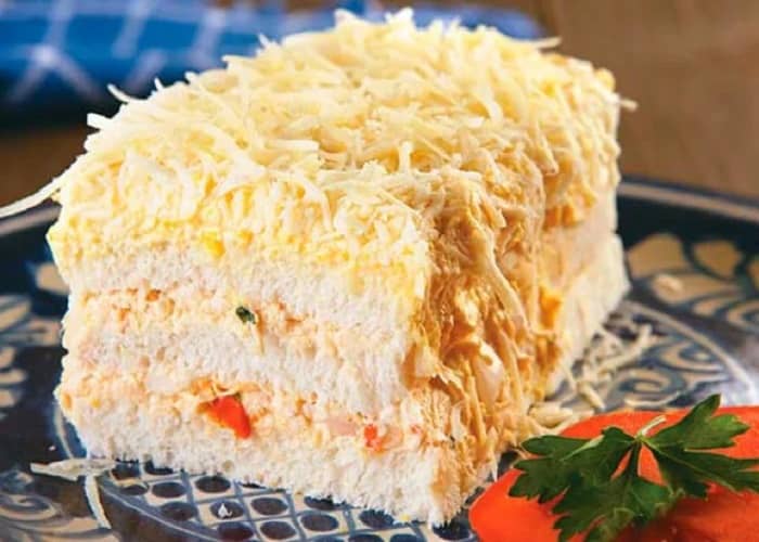 Torta gelada de frango no pão de forma