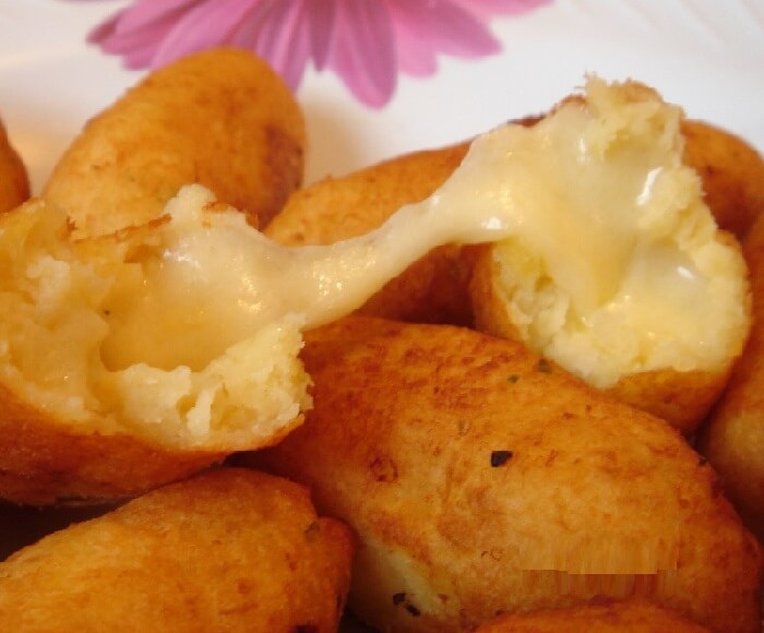 Bolinho de mandioca recheado com queijo