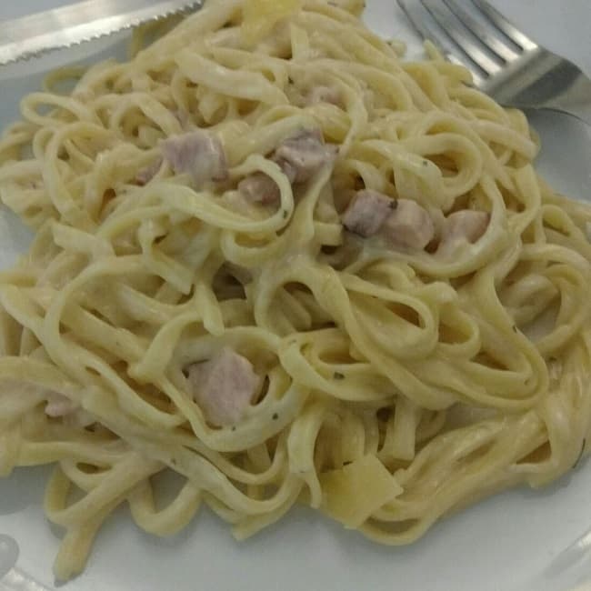 Macarrão ao molho branco com bacon Macarrão ao molho branco com bacon