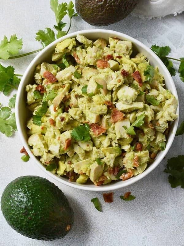 Salada de abacate com frango e bacon