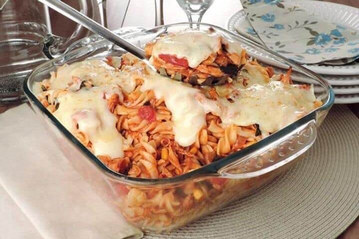 Macarrão de forno cremoso com frango