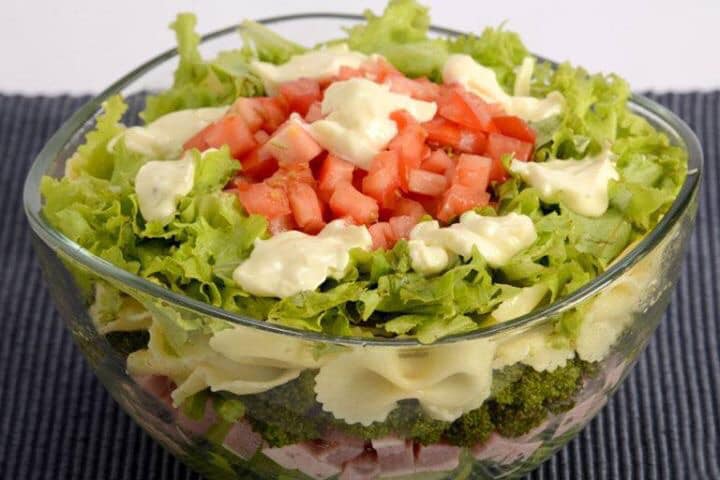 Salada de macarrão em camadas
