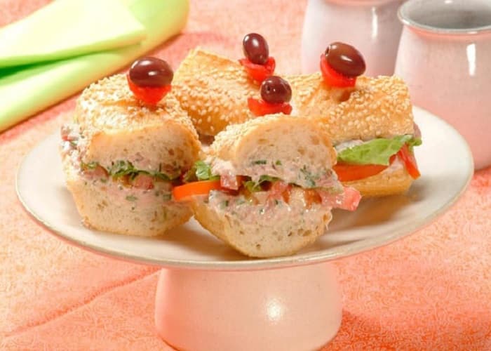 Lanche de atum e tomate Lanche de atum e tomate