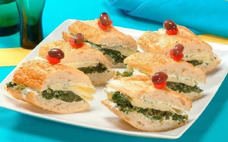 Sanduíche de queijo com espinafre e ervas Sanduíche de queijo com espinafre e ervas