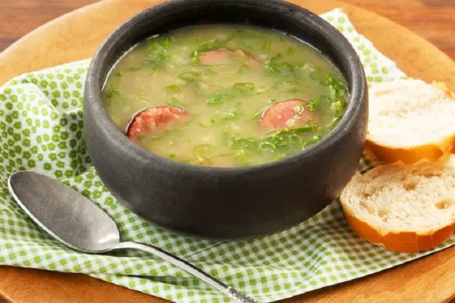Caldo verde de mandioca
